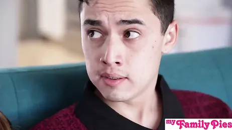 Se pasea cada vez mas sexy delante de su hermanastro: algo quiere desde luego!