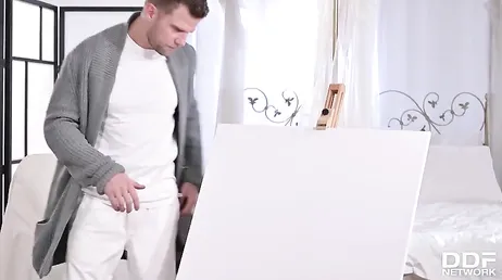 Lui è rimasto solo nella stanza con la modella... non riesce a smettere di fissare la sua figa