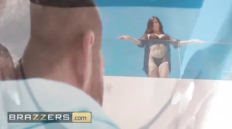 Una follada rápida con la vecina casada en su piscina lujosa: qué golfa