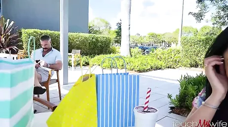 Schau mal, Liebling... gefällt dir das neue Dessous-Set, das ich dir gekauft habe?