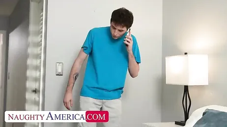 La sua matrigna lo sorprende a frugare nel suo comodino... il diavoletto sta tramando qualcosa!