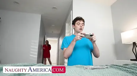 La sua matrigna lo sorprende a frugare nel suo comodino... il diavoletto sta tramando qualcosa!