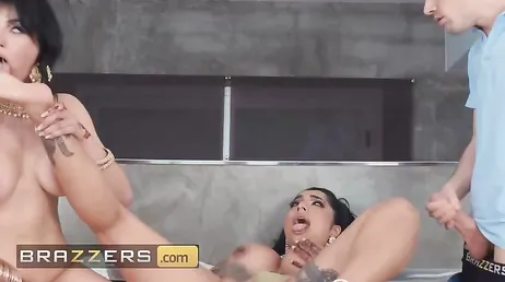 Min flickvän och hennes styvmor turas om att äta mig ute: vilket par slynor