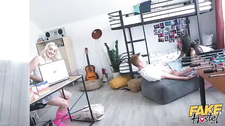 Su compañero de habitación se pasa el dia entero jugando: se va a enterar ... !!