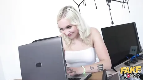 Su compañero de habitación se pasa el dia entero jugando: se va a enterar ... !!