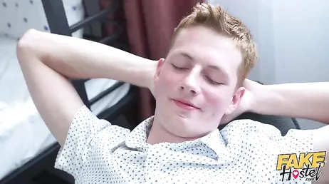 Su compañero de habitación se pasa el dia entero jugando: se va a enterar ... !!