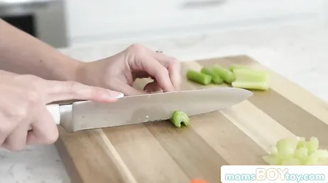 El novio de mi hija parecia tonto pero me hace una buena comida de coño