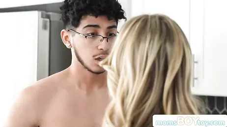 El novio de mi hija parecia tonto pero me hace una buena comida de coño