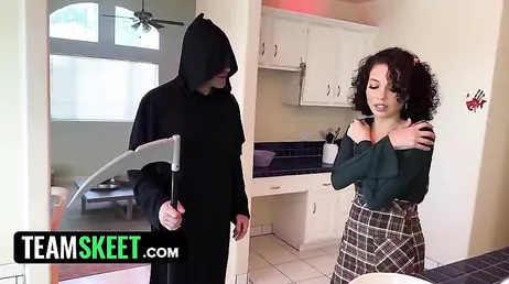 Recordando la buena follada que le dió su padrastro por halloween ... !!