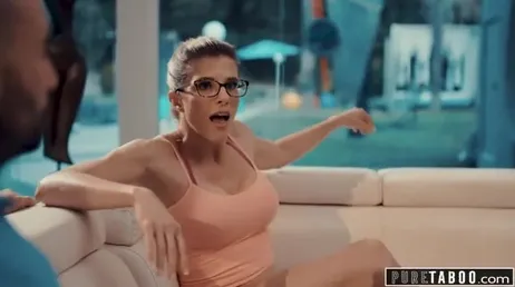 Una coppia liberale seduce segretamente la fidanzata inesperta del figlio