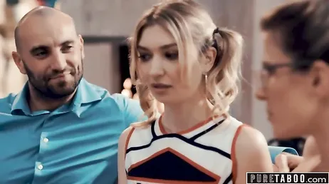 Una coppia liberale seduce segretamente la fidanzata inesperta del figlio