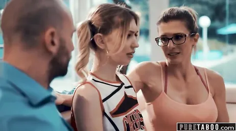 Una coppia liberale seduce segretamente la fidanzata inesperta del figlio