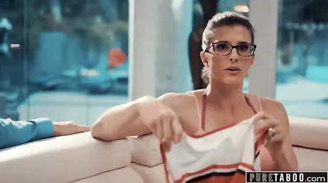 Una coppia liberale seduce segretamente la fidanzata inesperta del figlio