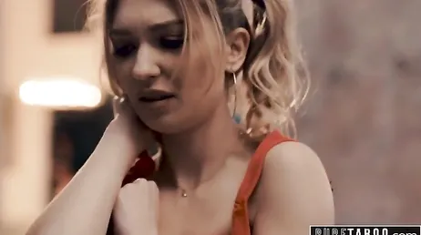 Una coppia liberale seduce segretamente la fidanzata inesperta del figlio