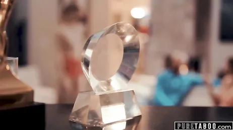 Una coppia liberale seduce segretamente la fidanzata inesperta del figlio