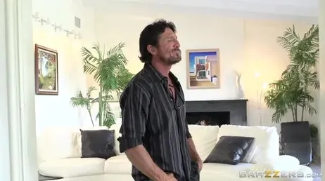 Papá entra en el cuarto de su hijastra y la encuentra a cuatro patas ... !!