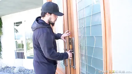 Papá entra en el cuarto de su hijastra y la encuentra a cuatro patas ... !!