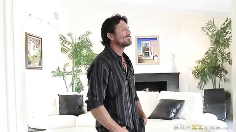 Papá entra en el cuarto de su hijastra y la encuentra a cuatro patas ... !!