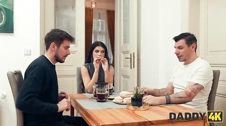 Die Freundin meines Sohnes wirkt so nett... Ich glaube, sie möchte heimlich Sex haben.