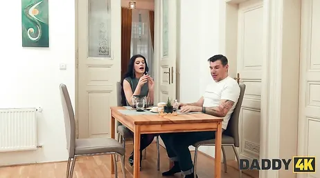 Die Freundin meines Sohnes wirkt so nett... Ich glaube, sie möchte heimlich Sex haben.