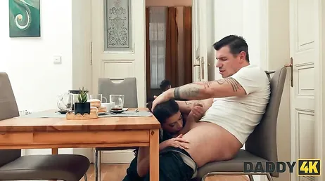 Die Freundin meines Sohnes wirkt so nett... Ich glaube, sie möchte heimlich Sex haben.