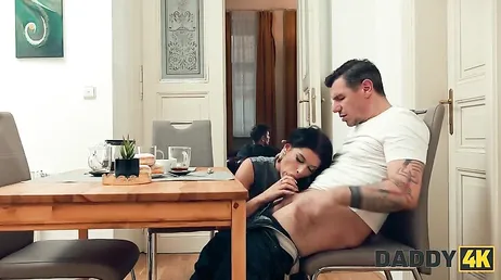 Die Freundin meines Sohnes wirkt so nett... Ich glaube, sie möchte heimlich Sex haben.