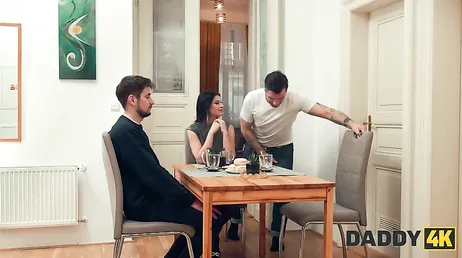 Die Freundin meines Sohnes wirkt so nett... Ich glaube, sie möchte heimlich Sex haben.