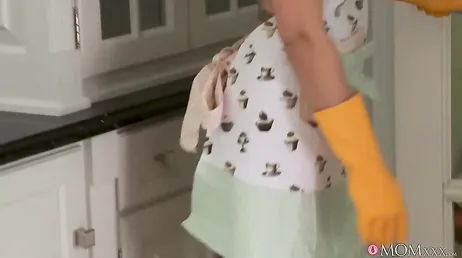 Die neue Putzfrau ist eine geile MILF...!!