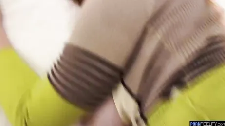 Pelirroja infiel se pone un vestido ajustado para recibir a su amante