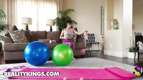 Beeindruckende Lesbe beim 69er mit ihrer persönlichen Yoga-Trainerin