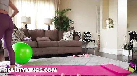 Beeindruckende Lesbe beim 69er mit ihrer persönlichen Yoga-Trainerin