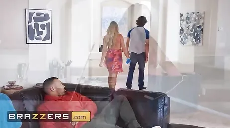 A la nueva criada MILF le gustan las pollas de los veinteañeros viciosos