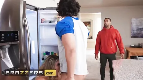 A la nueva criada MILF le gustan las pollas de los veinteañeros viciosos