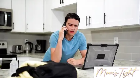 La mia matrigna è così sexy... Vorrei tanto succhiarle le tette e la figa