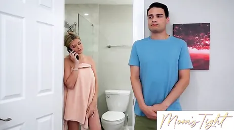 La mia matrigna è così sexy... Vorrei tanto succhiarle le tette e la figa