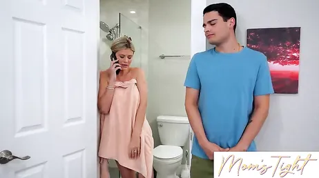 La mia matrigna è così sexy... Vorrei tanto succhiarle le tette e la figa