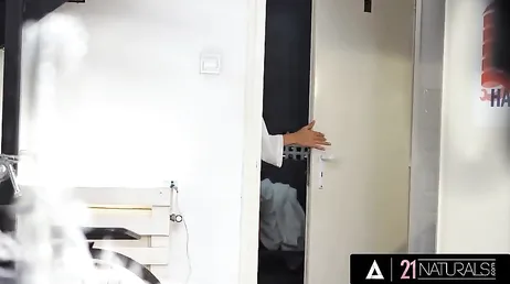 Ze beginnen seks te hebben onder de douche en eindigen met seks door het hele huis