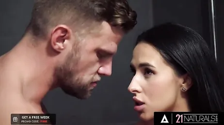 Ze beginnen seks te hebben onder de douche en eindigen met seks door het hele huis