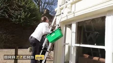 O rapaz que limpa as janelas flagra a dona da casa se masturbando.