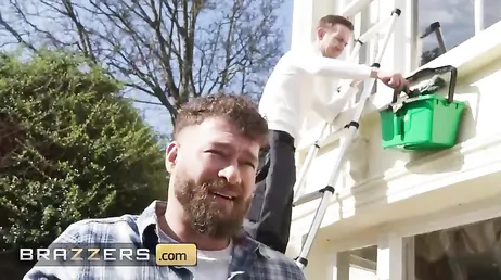 O rapaz que limpa as janelas flagra a dona da casa se masturbando.