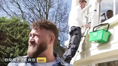 O rapaz que limpa as janelas flagra a dona da casa se masturbando.