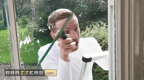 O rapaz que limpa as janelas flagra a dona da casa se masturbando.