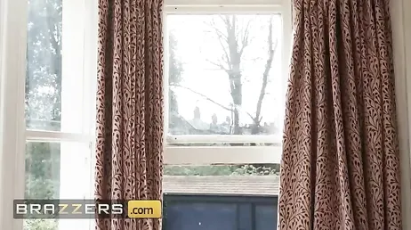 O rapaz que limpa as janelas flagra a dona da casa se masturbando.