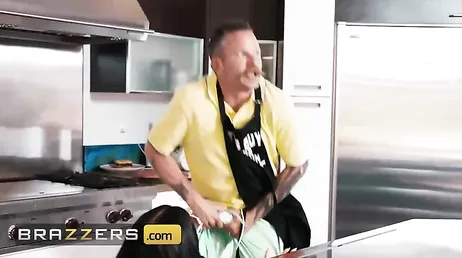 Barbecue chez les voisins et la grosse femme noire aux fesses rebondies qui baise tout le monde... !!