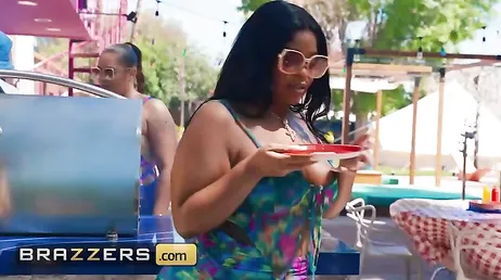 Barbecue chez les voisins et la grosse femme noire aux fesses rebondies qui baise tout le monde... !!