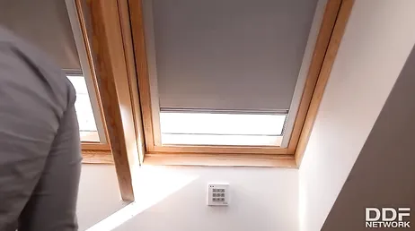 O vizinho tem um pênis enorme e transa com as duas irmãs ao mesmo tempo.