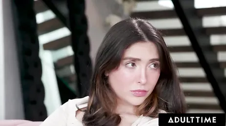 Comparte la polla de su novio con su hermanastra: qué viciosa!