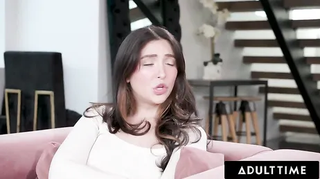 Comparte la polla de su novio con su hermanastra: qué viciosa!