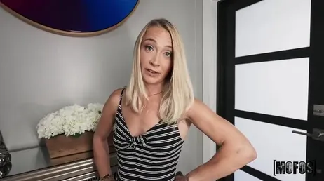 Ik kijk door het kijkgaatje en zie mijn buurvrouw, nog steeds even sexy... wat zou ze willen?