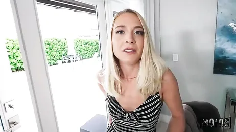 Ik kijk door het kijkgaatje en zie mijn buurvrouw, nog steeds even sexy... wat zou ze willen?